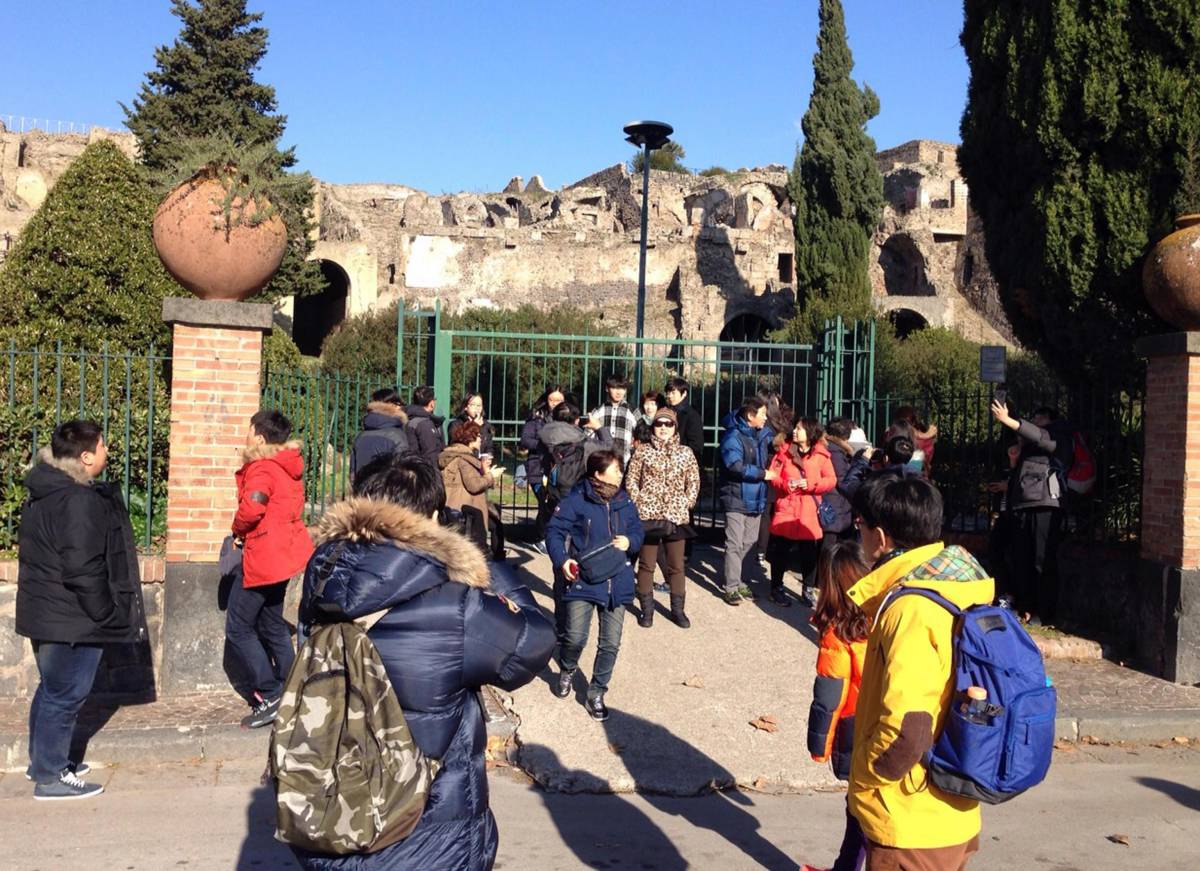 Turisti davanti ai cancelli chiusi a Pompei