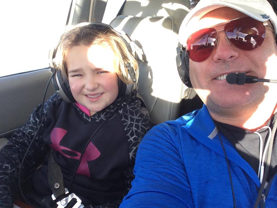 Bambina di 7 anni sopravvive a un incidente aereo e chiama i soccorsi