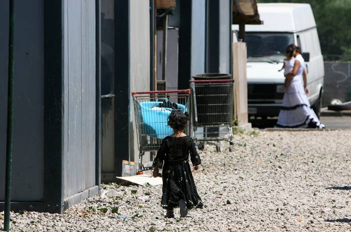 Morta bimba rom di due mesi, il sindaco le nega una tomba: "Priorità a chi paga le tasse"