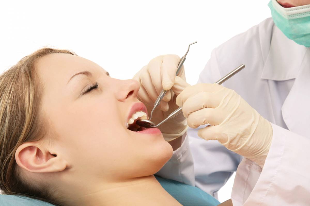 Massa, volantino choc: "Pazienti, state attenti: questo dentista è gay"