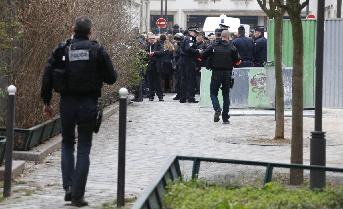 La polizia blocca le strade davanti alla redazione di Charlie Hebdo