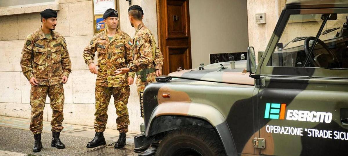 Firenze contro i militari: "Sono personaggi loschi che girano in mimetica"