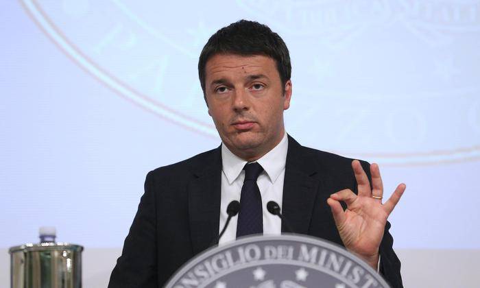 Renzi sfotte gli euroscettici: "So che per voi è difficile leggere più di due libri..."