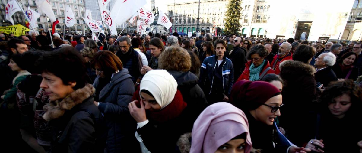 I «pacifisti» in Piazza Duomo attaccano l'Occidente e Israele