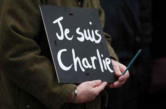Sostiene Charlie Hebdo nel suo bar, viene minacciato di morte
