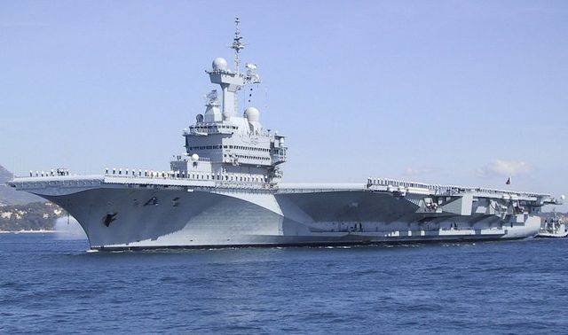 La Francia è ora in guerra: inviata portaerei nucleare contro i miliziani dell'isis