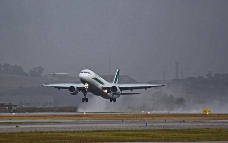 Paura sul volo low cost: fumo in cabina, l'aereo atterra a Fiumicino