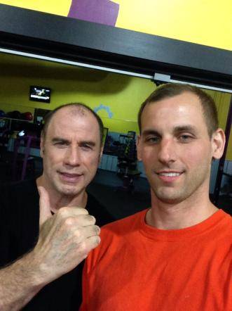 John Travolta in palestra: selfie senza parrucchino
