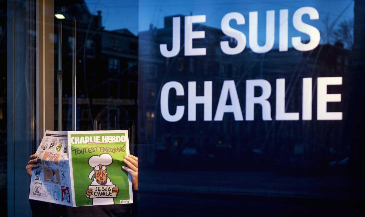 Un lettore con una copia dell'ultimo numero di Charlie Hebdo ad Amsterdam