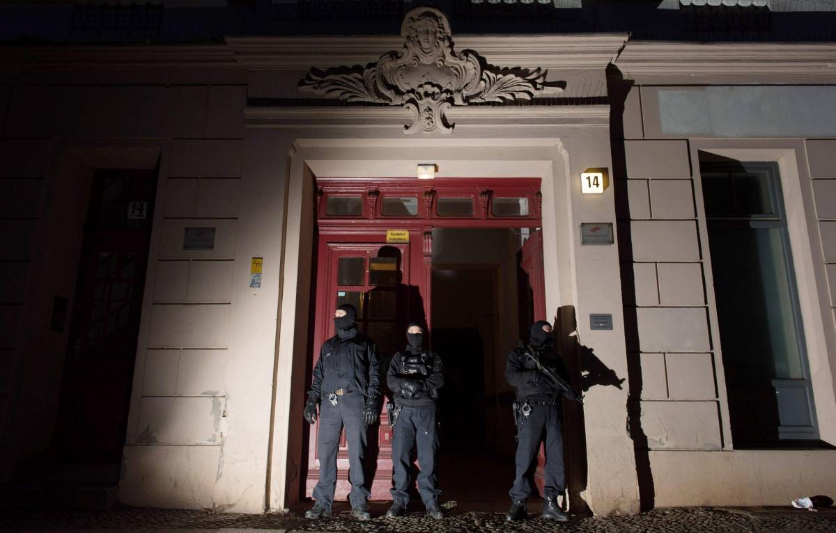 La polizia tedesca fuori da un appartamentoa Perleberger Strasse, a Berlino