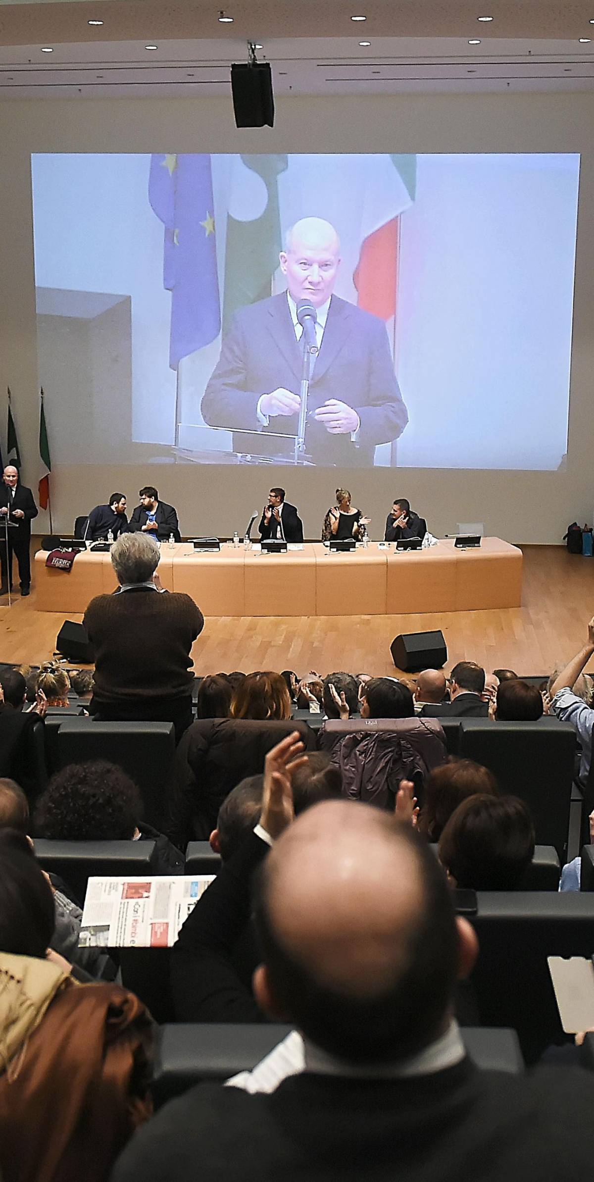 Si parla solo di famiglia Ma servono i carabinieri per proteggere le idee