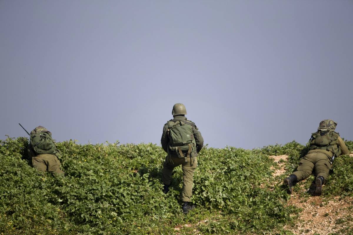 Soldati israeliani schierati al confine tra Israele e Libano