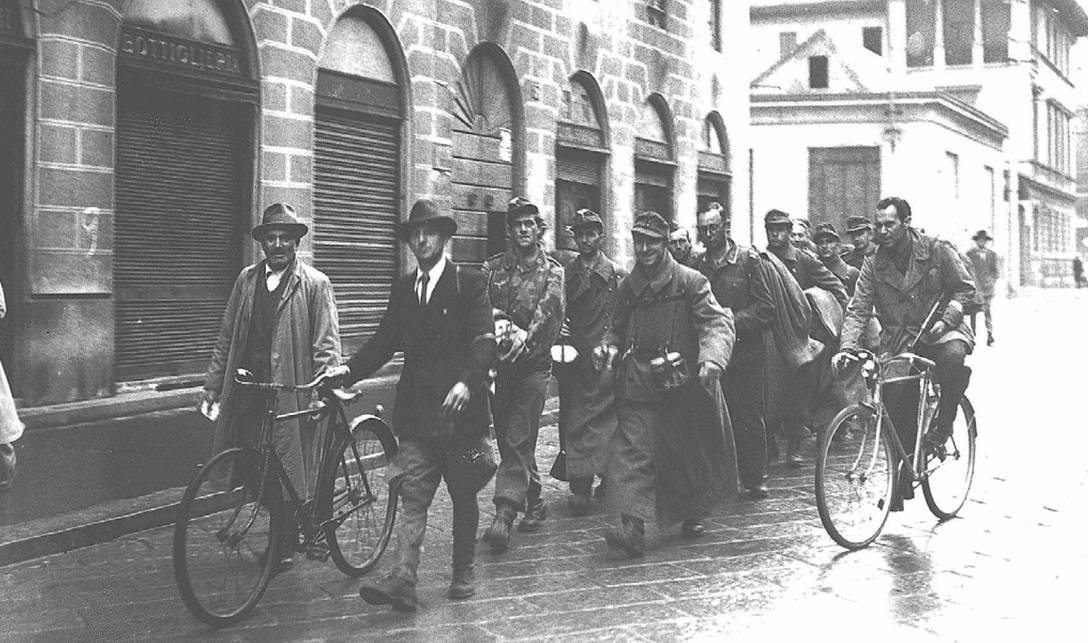 Una ronda di partigiani per la cattura di fascisti e tedeschi (Milano, 1945)