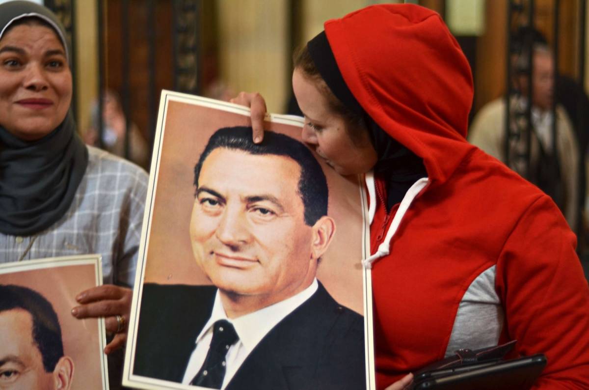 Un sostenitore dell'ex presidente Mubarak festeggia il verdetto della Cassazione, il 13 gennaio 2014