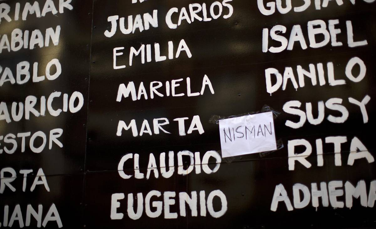 Un pannello con i nomi dei morti nell'attentato del '94. Un bigliettino aggiunge quello di Nisman