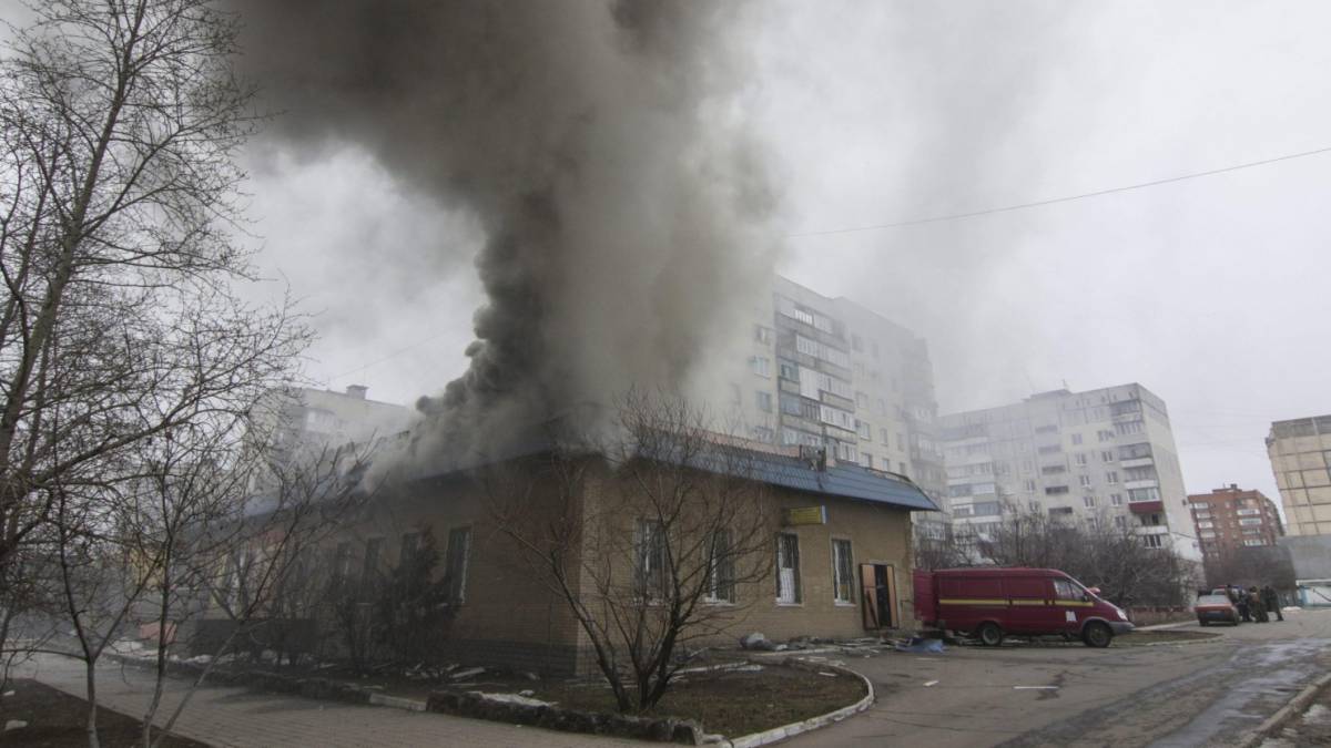 Fumo sale da un edificio colpito da un bombardamento a Mariupol
