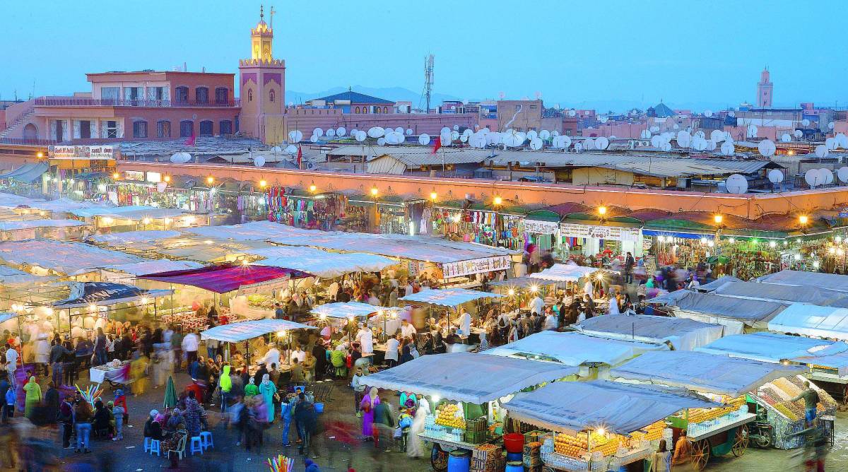 A Marrakech lusso  in chiaroscuro e shopping colorato