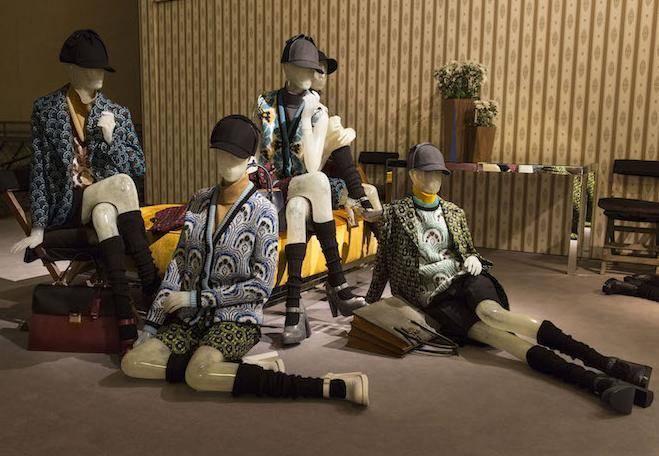 Bermuda, calzettoni e cappe di Tweed  Miu Miu e il fascino della donna scout