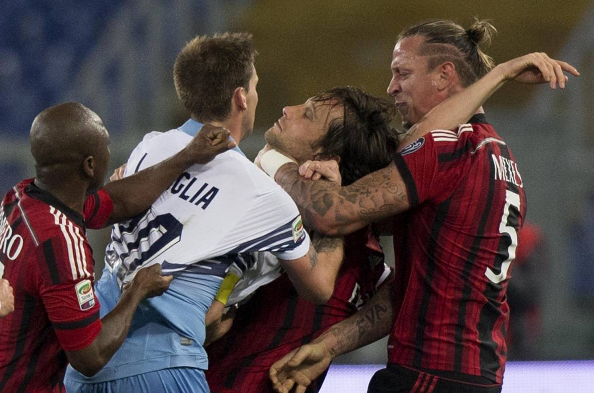 Philippe Mexes in uno scontro con Stefano Mauri, durante il match Lazio-Milan