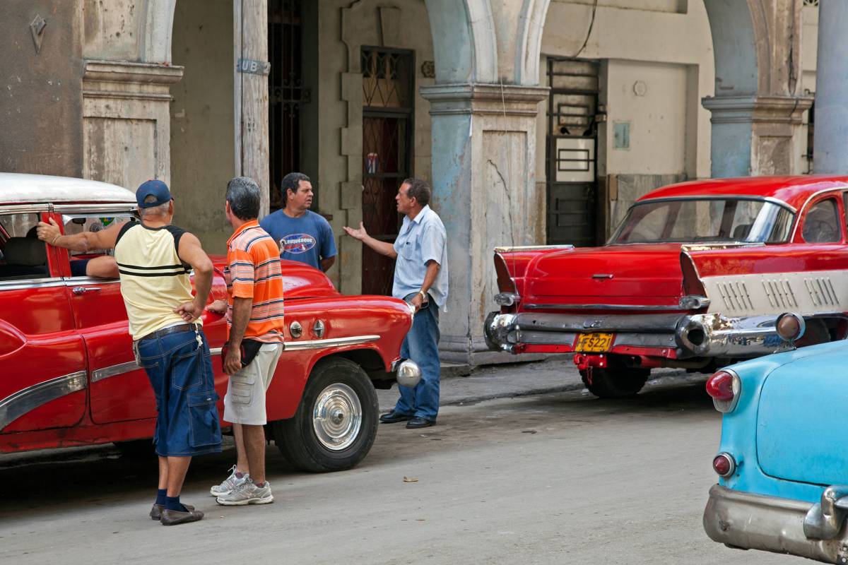 Auto d'epoca nelle strade di Cuba