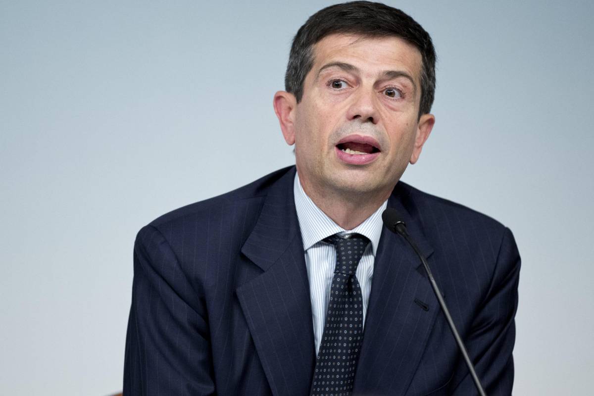 Maurizio Lupi abbandona i banchi del governo durante il giuramento di Mattarella