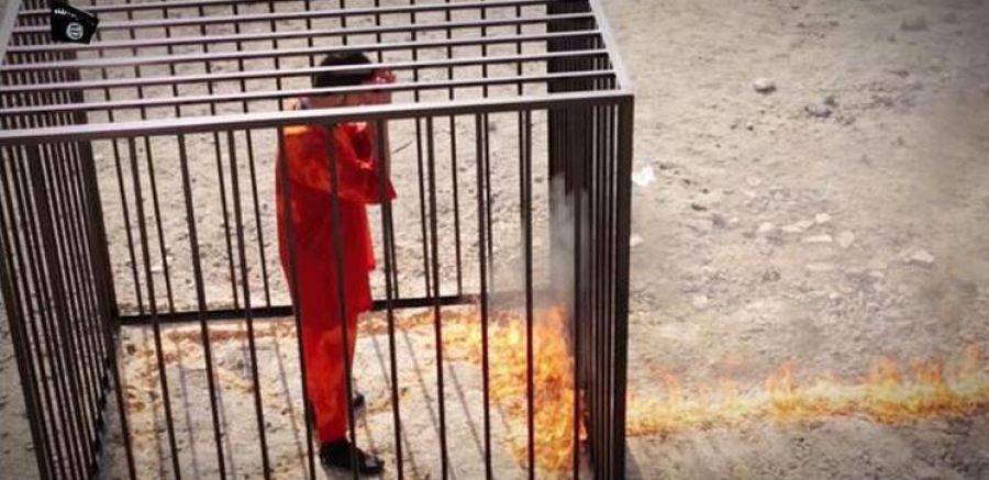 Bruciato vivo in una gabbia: così l'Isis uccide il pilota giordano