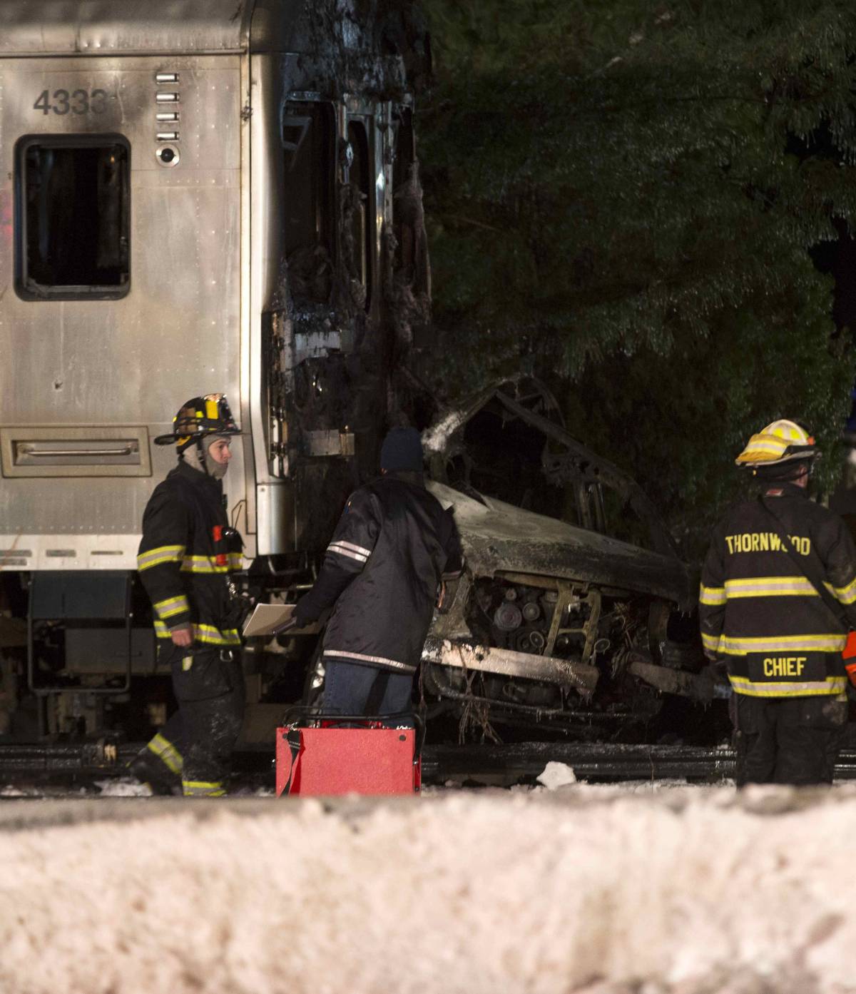 New York, treno si schianta contro auto rimasta bloccata tra le sbarre: 7 morti