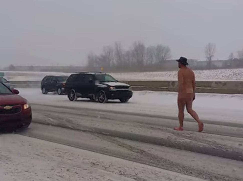 Uomo nudo in autostrada a Detroit