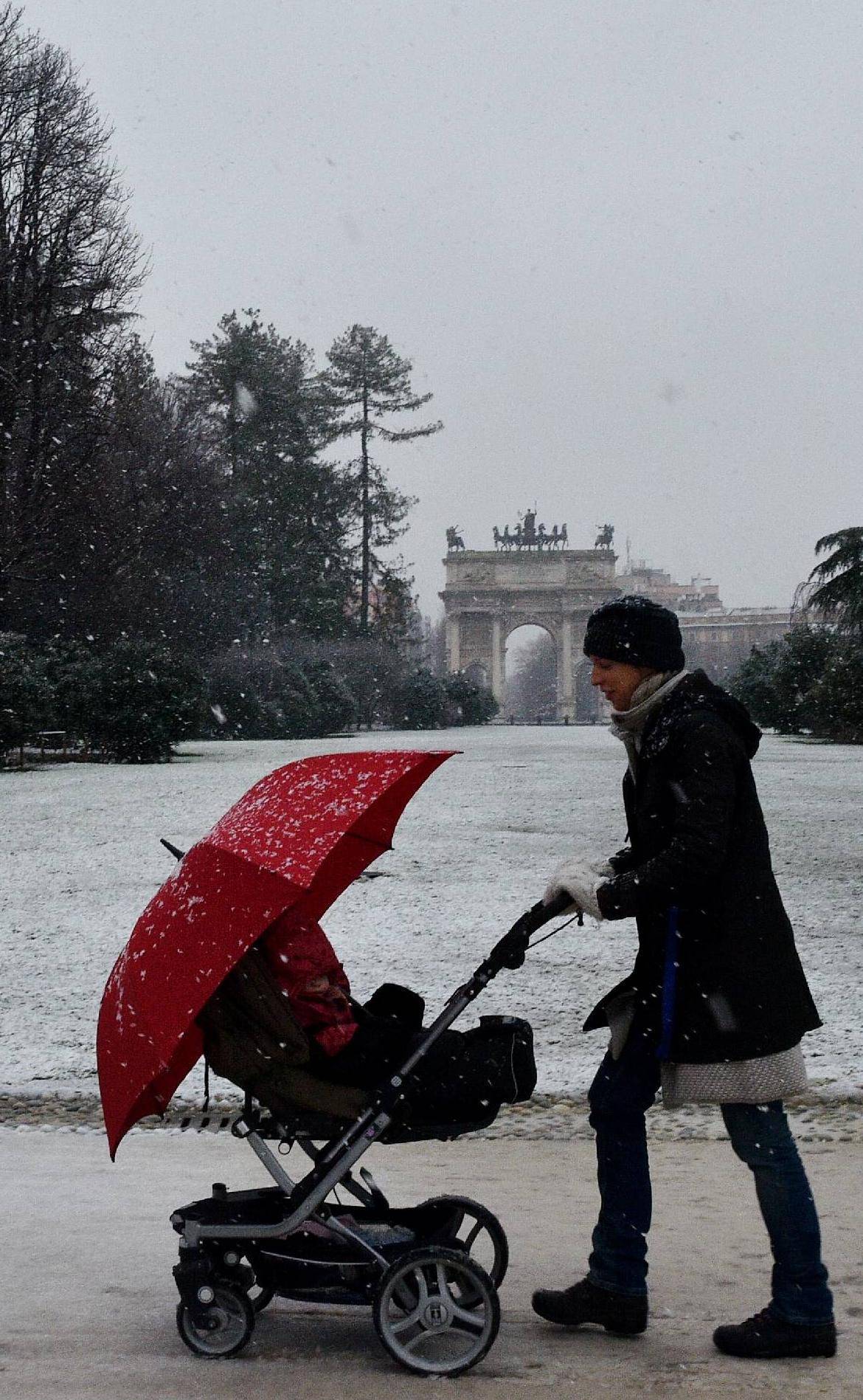 La neve blocca i treni: ritardi e cancellazioni Interrotte molte linee