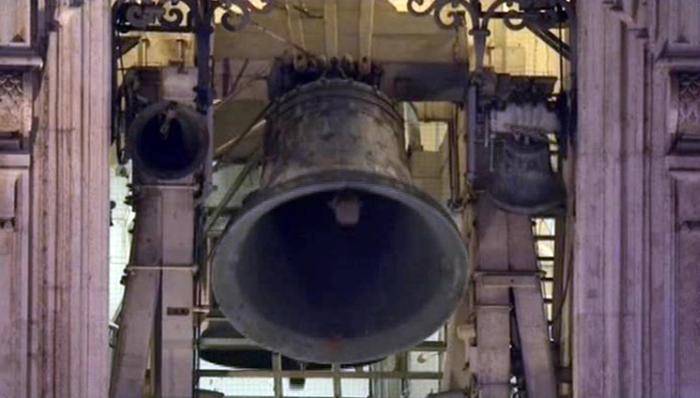 Le campane suonano di notte: fa causa alla chiesa