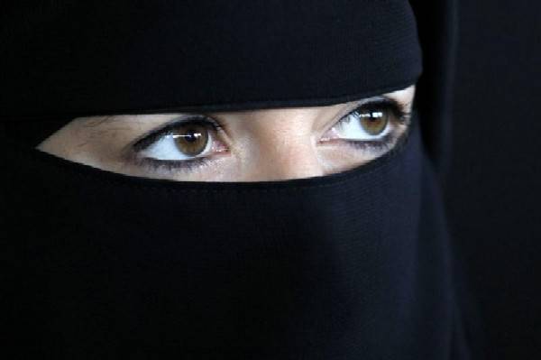 Gira col niqab in paese: protesta dei cittadini