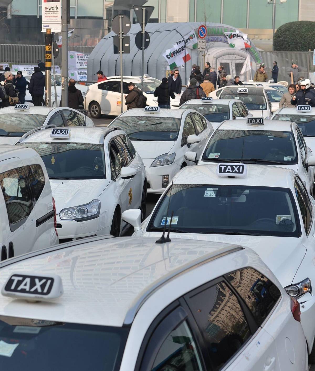 Taxi-lumaca contro Uber mandano in tilt il traffico