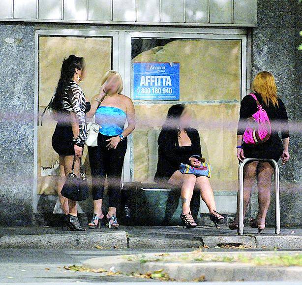 Con l'estate anche le prostitute vengono trasferite al mare: quaranta arresti a Pavia