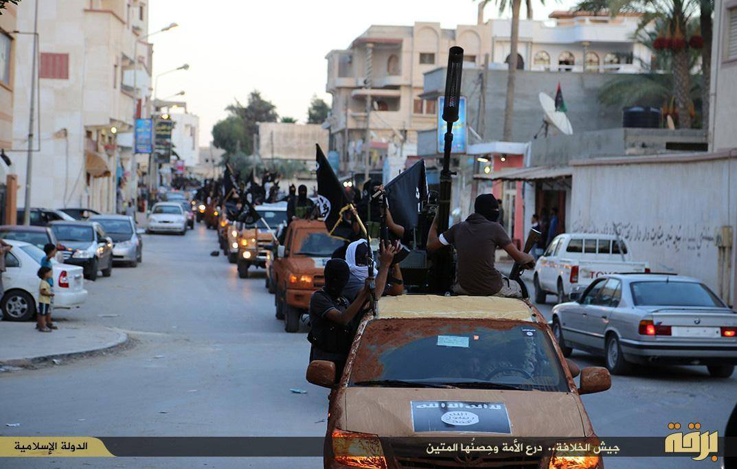 Un corteo di uomini dello Stato islamico nella Cirenaica