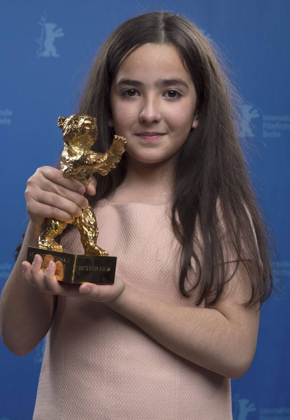 Hana Saeidi riceve l'Orso d'oro per il regista iraniano Jafar Panhai