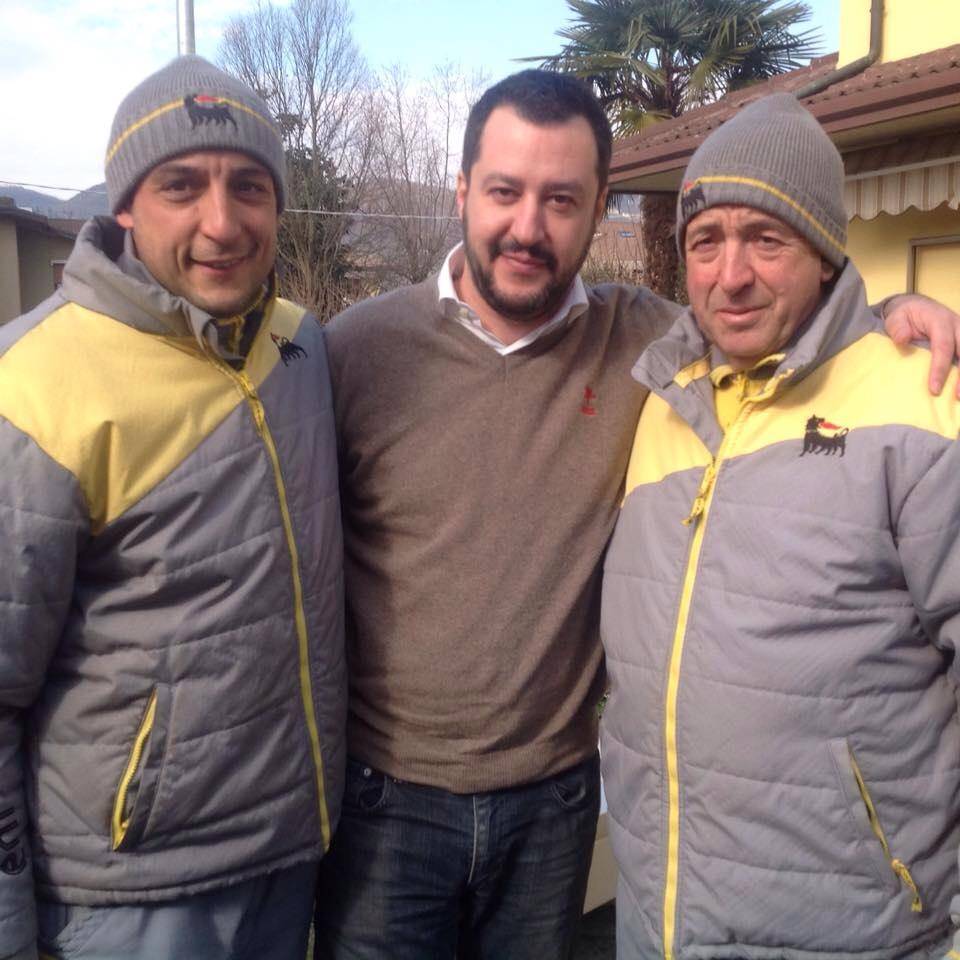 File di automobilisti al distributore di Stacchio: arriva anche Salvini
