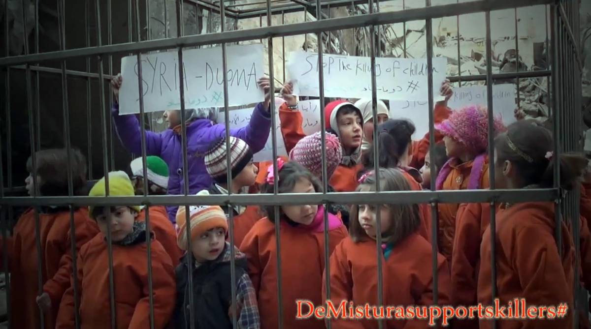 Siria, bimbi nella gabbia per protestare contro Assad