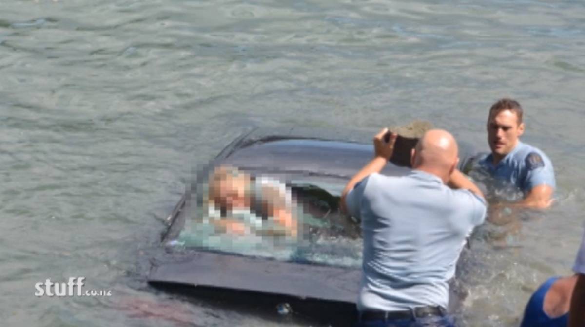 Nuova Zelanda, il poliziotto eroe salva la donna dall'auto che affonda