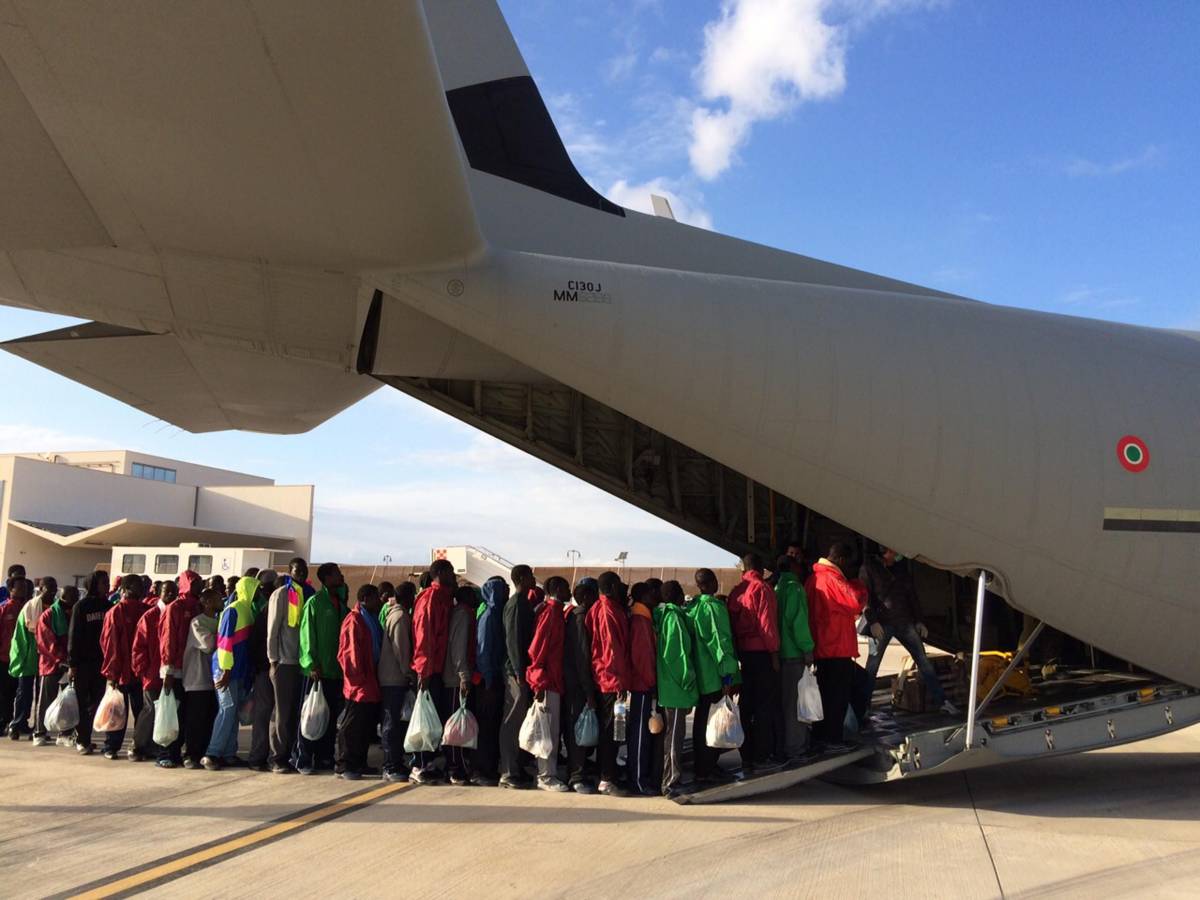 Trasferiti 184 immigrati dal Centro di prima accoglienza di Lampedusa