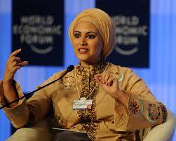 L'anchorwoman araba spara a zero sull'Occidente