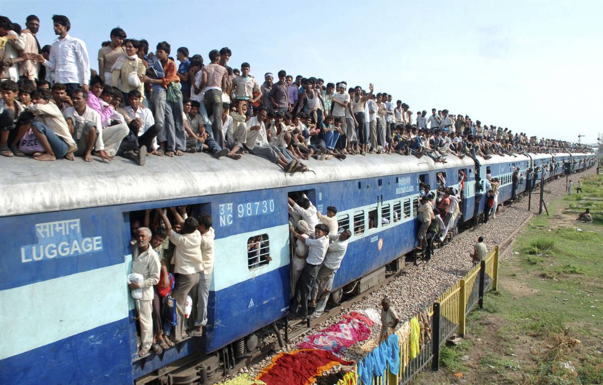 Partorisce nel wc del treno il bimbo cade sui binari ma si salva