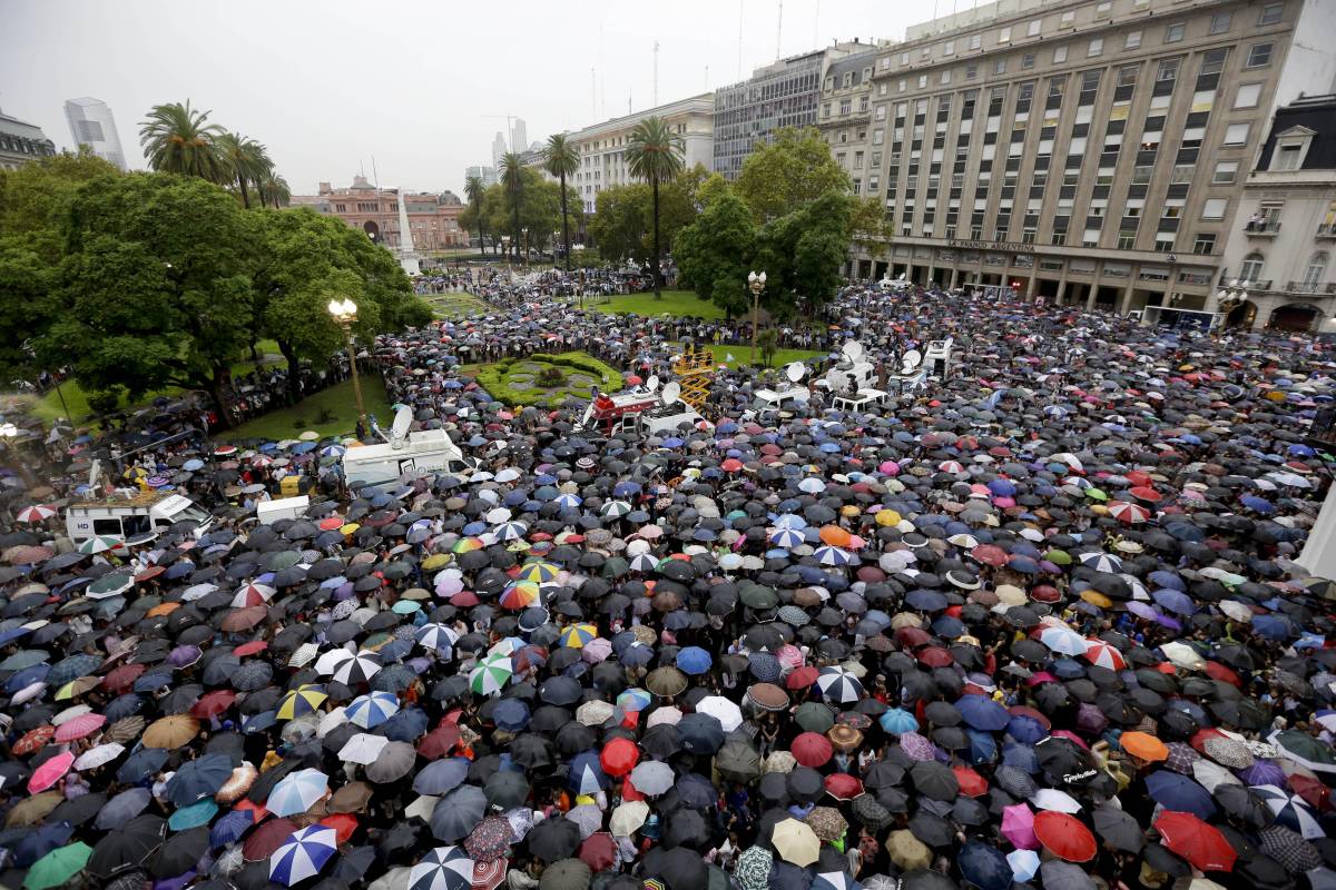 Folla in Plaza de Mayo, a Buenos Aires, per ricordare il procuratore Nisman