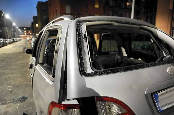 Milano, donna e figli aggrediti a colpi di piccone