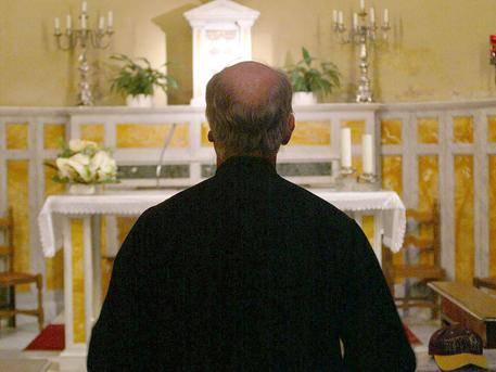 "Sesso in canonica, orge gay" trema la curia di Taranto e ​il vescovo rimuove un prete
