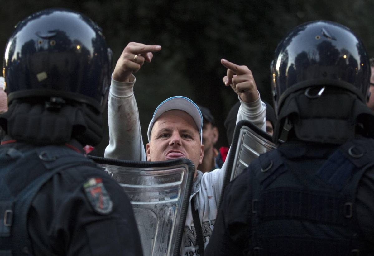 Roma devastata dai"barbari": arrestati 8 ultras olandesi. L'Olanda non vuol pagare i danni