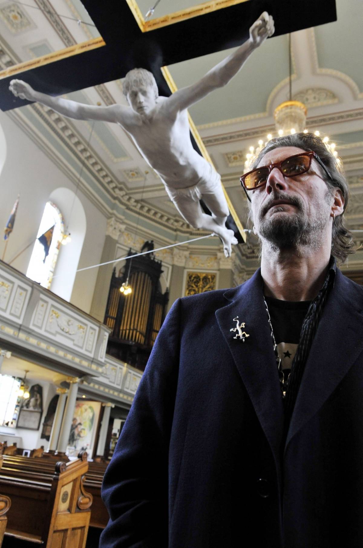 Londra, Pete Doherty "crocifisso" appeso nella navata di una chiesa
