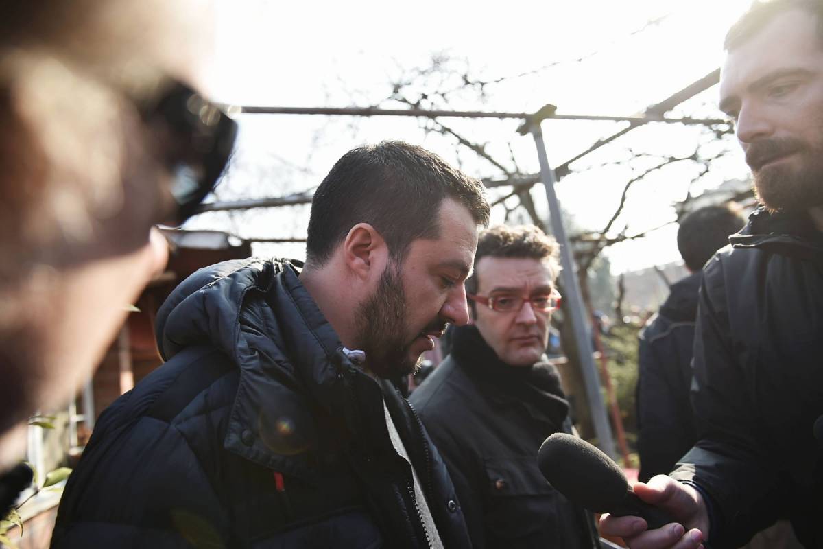 Salvini visita il campo rom: contestato dagli antagonisti