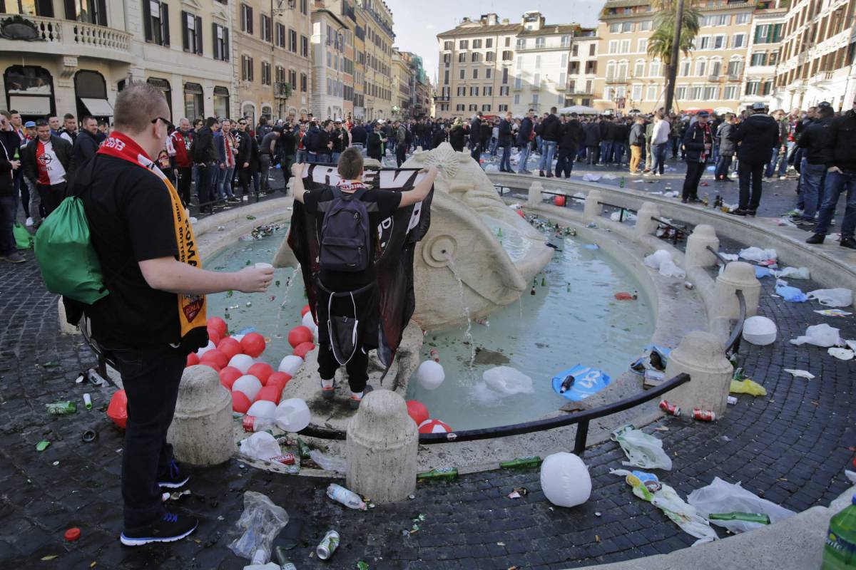Gli hooligans: "Com'è bello fare pipì in Piazza di Spagna"
