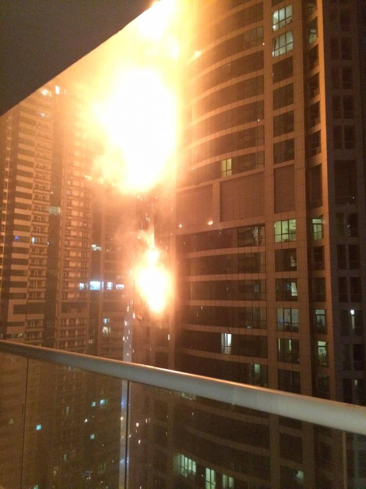 Inferno di cristallo a Dubai: in fiamme il grattacielo Torch