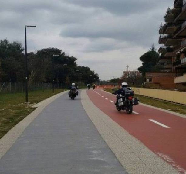 I vigili in moto invadono la pista ciclabile a Roma 